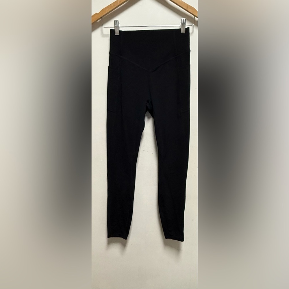Halara feature a V-shaped contour waistband and ruching detail Size S
